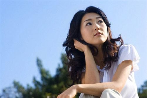 Mỗi tháng đều đặn gửi 10 triệu để anh chị chăm bố mẹ chồng, nhưng ngày tôi về thăm, thấy mâm cơm ông bà ăn mà tôi 'chết sững'