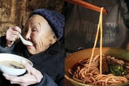 Bà lão mỗi ngày chỉ bán 100 bát mì, vị khách nghi ngờ lao vào nhà bếp, cuối cùng phát hiện bí mật