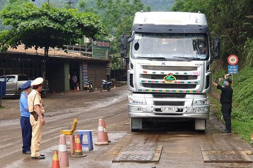 Xe quá tải hoành hành trên Quốc lộ 279 và Tỉnh lộ 151