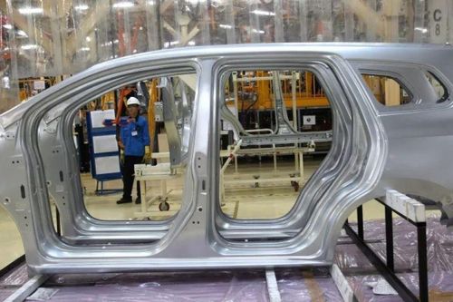 Ford đóng cửa 2 nhà máy sau khi 3 công nhân dương tính Covid-19