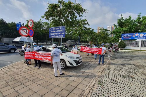 Phụ huynh trường quốc tế oằn lưng 'gánh' đủ thứ phí cho con