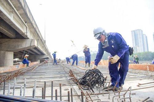Cận cảnh công trường xây dựng 2 cầu đi thấp qua hồ Linh Đàm