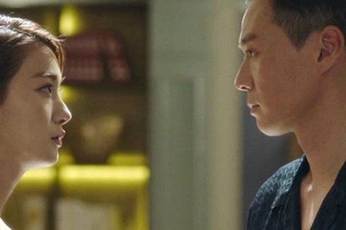 Vừa bước vào nhà, tôi tá hỏa khi thấy vợ nằm gục trên sàn còn con gái thì gào khóc bên cạnh, hỏi ra mới biết bao lâu nay tôi quá tồi tệ