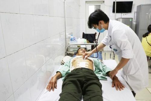 Người đàn ông thủng tạng rỗng, có bệnh tim phức tạp thoát chết