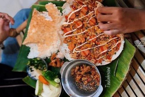 Ăn sập Sài Gòn: Bánh mì xíu mại hay cơm cháy kho quẹt? Hay là… cả hai?