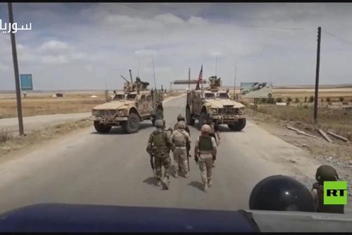 Hai xe bọc thép Mỹ chặn đường quân cảnh Nga ở Đông Bắc Syria
