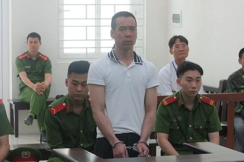 Cảm động cô bé 11 tuổi 'hứng' dao cho mẹ và rộng lòng với cha