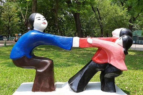 Giới họa sĩ bàng hoàng khi các bức tượng ở Công viên Thống nhất đột ngột trở nên lòe loẹt