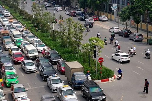 Đề xuất đổi quyền quảng cáo trên dải phân cách lấy 600 nhà chờ xe buýt