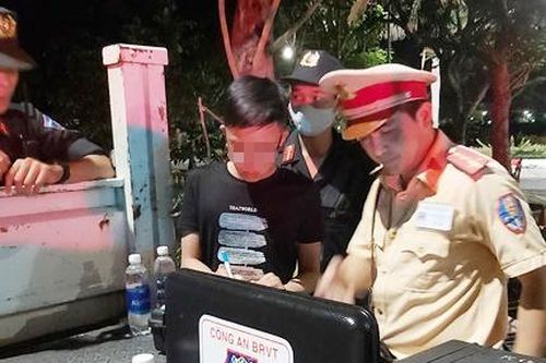 Lái ôtô mang ma túy cho bạn nhậu sử dụng