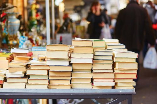 Pháp nới phong tỏa, người dân đổ xô đi mua sách