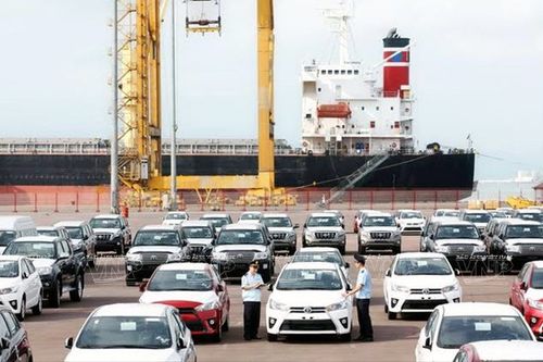 Ô tô nhập vào Việt Nam bắt đầu giảm