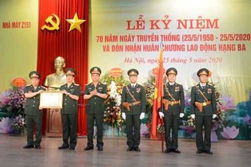 Nhà máy Z151 đón nhận Huân chương Lao động hạng Ba