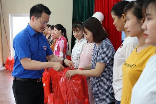 300 suất quà ủng hộ người lao động khó khăn