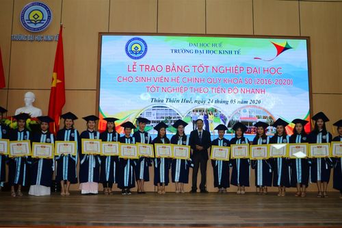 Trường Đại học Kinh tế Huế trao bằng cử nhân hệ chính quy khóa 50 (2016-2020)