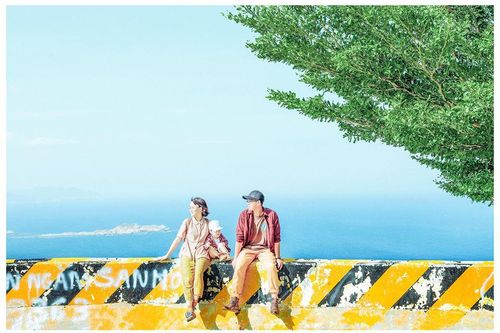 Bộ ảnh du lịch đẹp như tranh vẽ của gia đình trẻ thu hút dân mạng