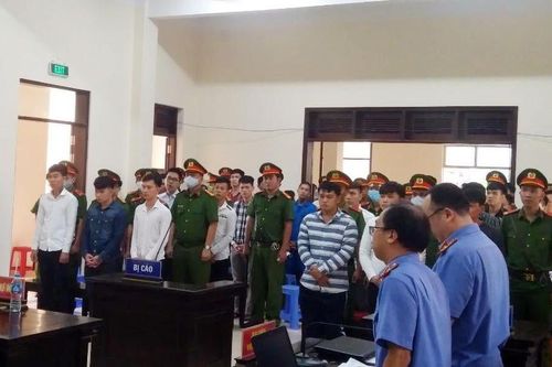 Đại ca cùng 27 đàn em nổ súng 'huyết chiến' tại tiệm cầm đồ ra hầu tòa