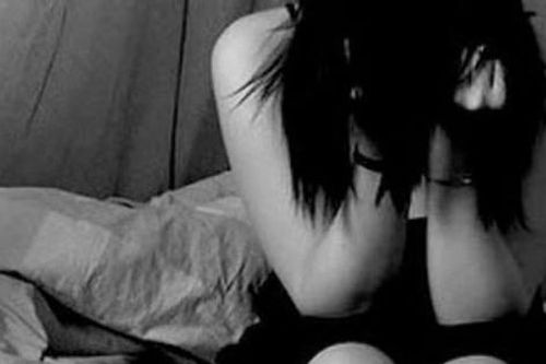Bắt giam nam điều dưỡng cởi quần bé gái để đo điện tim