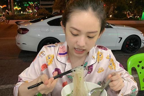 Ai về quê cũng mắc 'hội chứng' giống Thúy Vi, 'ăn lấy ăn để' đồ ngon ở nhà vì sợ thành phố không có
