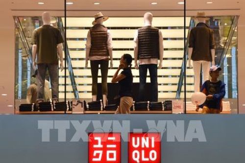 Uniqlo tham gia sản xuất khẩu trang