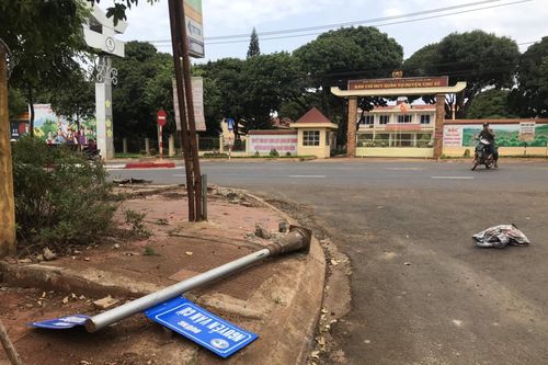 Bảng tên đường bị ngã đổ