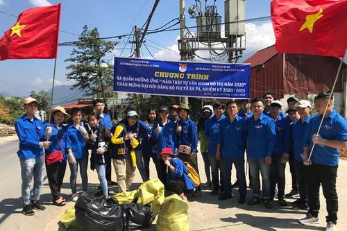 Thanh niên Sa Pa ra quân Hưởng ứng 'Năm trật tự văn minh đô thị năm 2020'