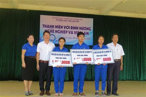 Phân hiệu Đại học Huế tại Quảng Trị tư vấn tuyển sinh và trao học bổng cho học sinh