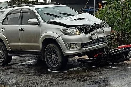 Ôtô 7 chỗ lấn đường 'cuốn' 3 xe máy, 6 người thương vong