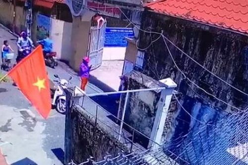 Xuất hiện clip ghi lại sự thật bé lớp 1 ở Hải Phòng đội nắng trước cổng trường