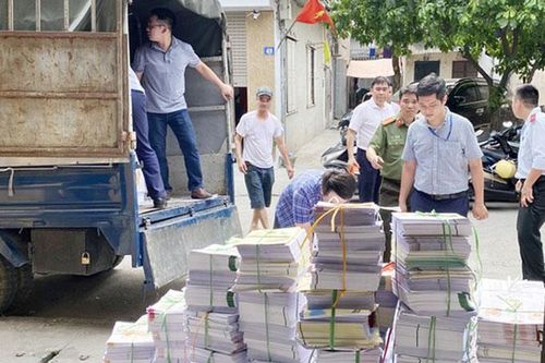 Tạm giữ khoảng 6 tấn sách nghi in lậu