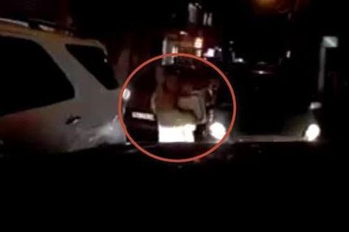 Chồng lái ô tô lấn làn, thái độ người vợ mới khiến dư luận phẫn nộ