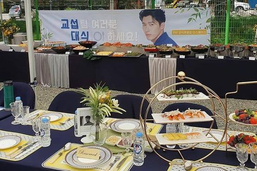 Fan nhà Hyun Bin chơi lớn, mở hẳn đại tiệc sang chảnh chiêu đãi đoàn làm phim