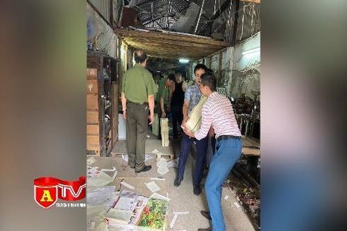 Hà Nội: Phát hiện 6 tấn sách nghi in lậu