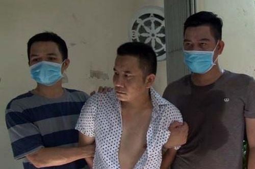 Bắt gã trai tàng trữ hơn 200 lọ ma túy 'nước biển'