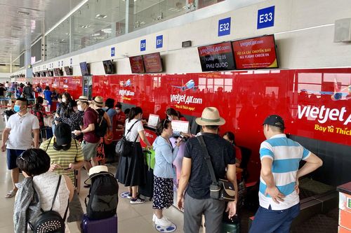 Chưa xem xét tăng trần giá vé máy bay