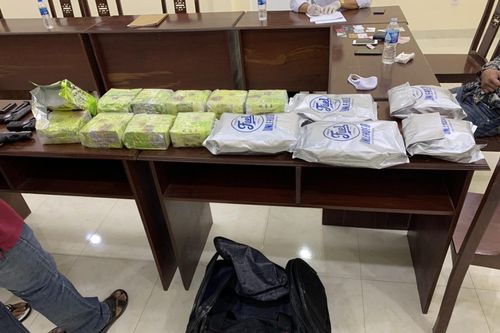 Mang 3 khẩu súng và gần 21 kg ma túy qua biên giới