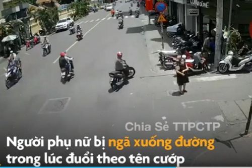 Người phụ nữ đuổi theo tên cướp ngã sõng soài trên đường
