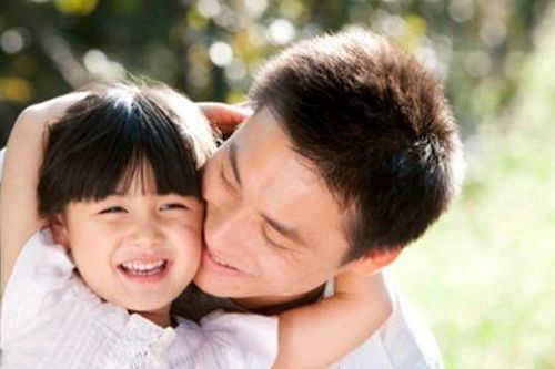Từ nhỏ được bố làm 3 điều này, con gái sẽ có cuộc đời viên mãn