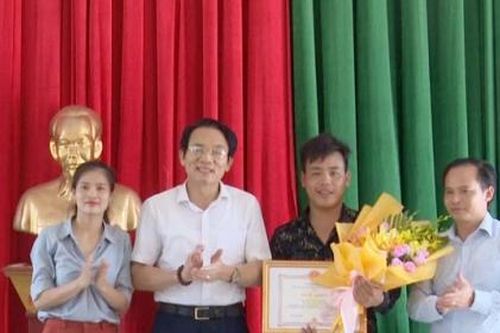 Khen thưởng'người hùng' cứu người và tài sản bị chìm do lốc xoáy trên biển