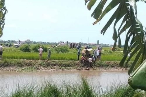 Đi bắt ốc cùng bố mẹ, hai chị em ruột đuối nước tử vong