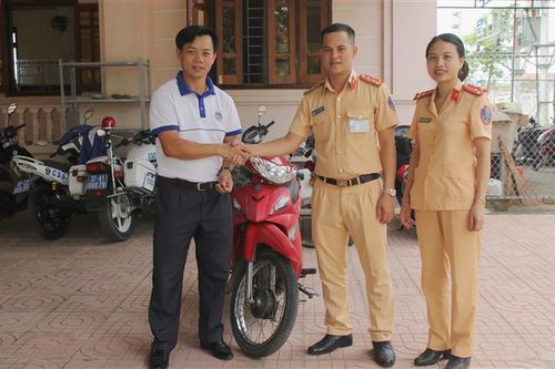 Người đàn ông bất ngờ nhận lại xe máy sau 13 năm mất cắp