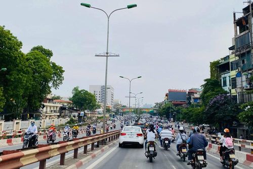 Hậu Covid: Phố xá tấp nập người, TTTM ùn ùn khách mua sắm