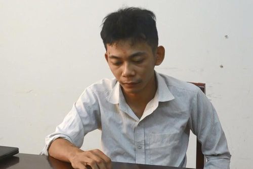 Con vác dao rượt đuổi cha rồi đánh công an bị thương