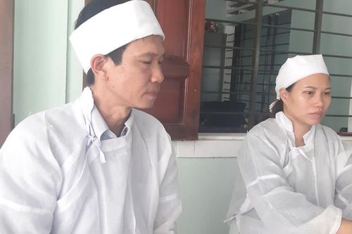 Thi thể nam công nhân được bỏ trong cốp xe chở về bàn giao gia đình