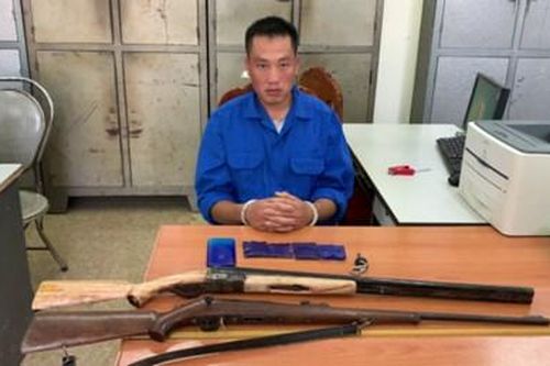 Bắt đối tượng ma túy 'thủ' theo người 2 khẩu súng