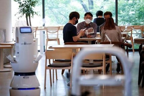 Quán cà phê thuê robot để phục vụ giãn cách xã hội