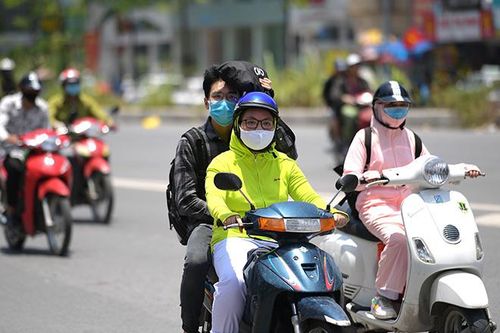 Áo chống nắng, đồ uống giải nhiệt 'hút khách' mùa nóng