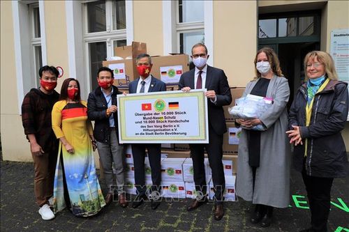 Thị trưởng Berlin đánh giá cao hoạt động thiện nguyện của cộng đồng người Việt tại Đức