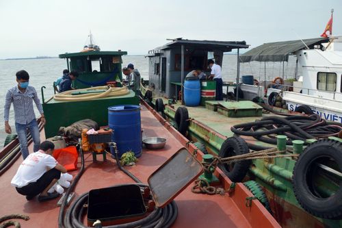 Cảnh sát biển xử lý tàu sang mạn dầu trái phép trên biển