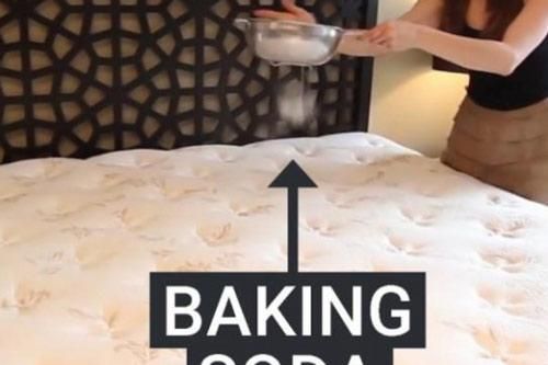 Đổ cả hộp baking soda lên nệm và chờ đúng một giờ sau, ai cũng 'tròn mắt' khi thấy điều bất ngờ